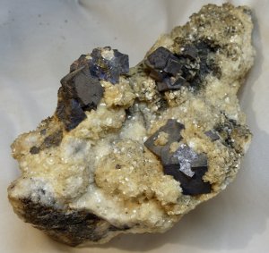 Galenit (Bleiglanz) & Dolomit & Chalkopyrit (Kupferkies)